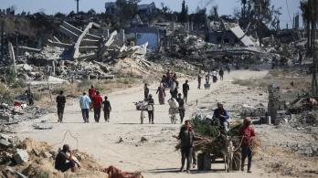 Vertriebene Palästinenser gehen an zerstörten Gebäuden vorbei, als sie in ihre Häuser im Gebiet al-Zahra nördlich des Flüchtlingslagers Nuseirat im zentralen Gazastreifen zurückkehren.