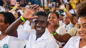 grupo de jovenes estudiantes afro reunidos en un encuentro 