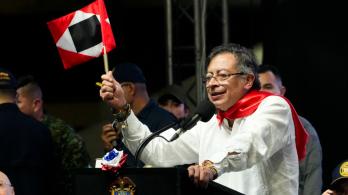 Presidente explica la bandera. / Foto: Presidencia.