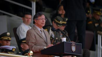 El primer mandatario también denunció que el grupo armado, en manos de Iván Mordisco, estaría involucrado en narcotráfico y minería ilegal en zonas estratégicas de la Amazonía.