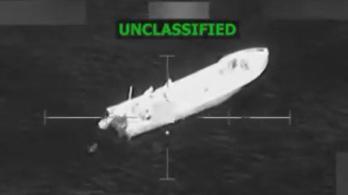 Esta captura de pantalla procede de un vídeo publicado por el secretario de Defensa de EE. UU., Pete Hegseth, en su cuenta de X, donde se ve una embarcación en el Caribe como objetivo militar.