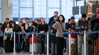 La gente espera en la fila del control de seguridad del Aeropuerto Intercontinental George Bush en Houston, Texas, por consecuencias del cierre administrativo del gobierno Trump.