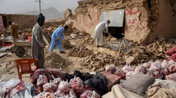 Los comerciantes de Afganistán buscan los restos de sus tiendas dañadas a lo largo de una carretera, tras un terremoto en Tang-e Tashkurgan, en el distrito de Khulm, provincia de Samangan.