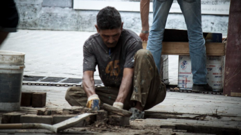 trabajador arreglando un piso