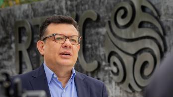 “Sus insinuaciones son canallas, le pido respeto”: Hollman Morris a Gustavo Gómez de Caracol Radio 