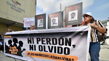 Familiares y miembros de organizaciones de derechos humanos sostienen fotografías y una pancarta con el lema «Ni perdón ni olvido» frente a un tribunal de Guayaquil, Ecuador, tras la condena de los 11 militares por desaparición forzada. 