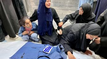 Familiares junto al cadáver del periodista Ahmed Mansur en el Complejo Médico Nasser, en Jan Yunis, al sur de la Franja de Gaza. Uno de los periodistas asesinados por Israel.