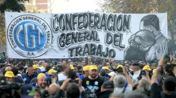 CGT de Argentina se moviliza contra reforma laboral de Milei