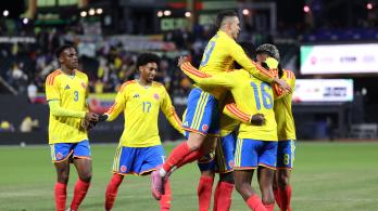 Davinson Sánchez, de Colombia, celebra con sus compañeros el tercer gol del equipo durante el partido amistoso internacional entre Colombia y Australia en el Citi Field em vísperas del Mundial 2026.
