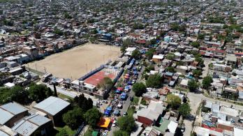 Vista aérea de un mercado callejero en Villa Fiorito, en las afueras de Buenos Aires, Argentina.