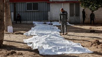 Un hombre observa las bolsas con restos humanos tras la exhumación de las tumbas por parte de la defensa civil en el interior del Hospital Bautista Árabe Al-Ahli para trasladar los restos a los cementerios oficiales de la ciudad de Gaza. 