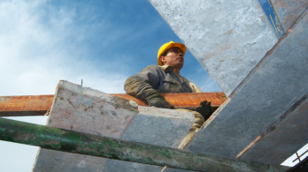 trabajador de la construcción, en altura