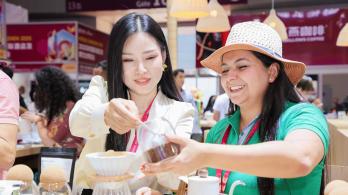 Café colombiano afianza presencia en feria HOTELEX Shenzhen 2025.