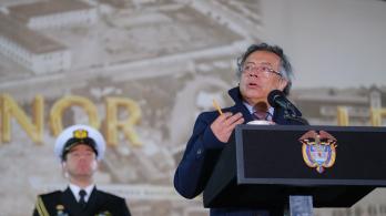 Mientras EE. UU. bombardea el Caribe, legaliza la marihuana: Petro