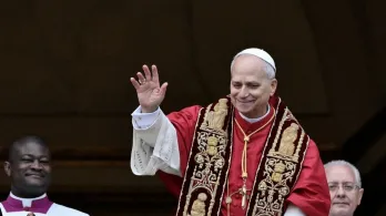 Papa León XIV estrena su primer 'Urbi et Orbi' con un llamado a la paz.