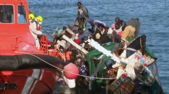 Esta imagen, tomada de un vídeo difundido por Televisión Canaria, muestra cómo una embarcación abarrotada de migrantes vuelca mientras sus ocupantes desembarcaban en el puerto de La Restinga, en la isla de El Hierro, Islas Canarias, España.