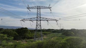 Colombia suspende exportaciones de electricidad a Ecuador