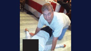 Caso Epstein_foto del príncipe Andrés aparece en el Louvre.