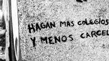 Grafitti que dice hagan más colegios y menos cárceles