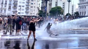 Entre huelgas y represión violenta, Argentina avanza en la reforma laboral de Milei. Foto: Viory