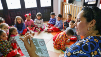 madre comunitaria con varios niños