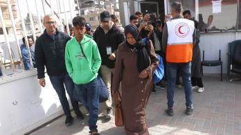 Un joven palestino con lesiones oculares y su madre, Randa Abu Mustafa, llegan al recinto del Hospital de la Media Luna Roja para ser evacuados de la Franja de Gaza a través del paso de Rafah con Egipto para recibir tratamiento en el extranjero, en Jan Yunis, en el sur de la Franja de Gaza, el 2 de febrero de 2026.