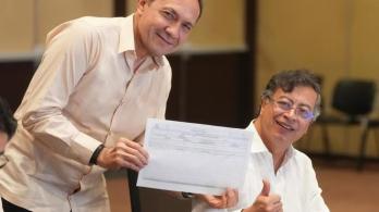 Petro firma solicitud de Asamblea Nacional Constituyente.  / Foto: MinTrabajo.