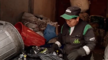 recicladora realizando su oficio