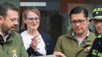 imagen de Carlos Fernando Galán, César Restrepo y Oficial de la Policía Metropolitana