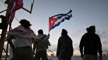 Marina de México busca dos veleros que llevaban ayuda a Cuba.