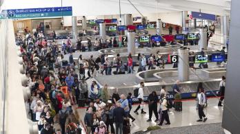 Trump despliega agentes del ICE en aeropuertos de EE. UU.