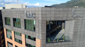 El mayor aumento del salario mínimo en décadas no destruyó empleo en Colombia, según JP Morgan