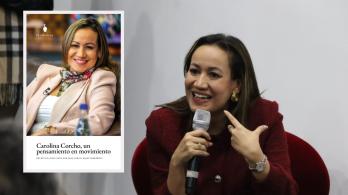 Carolina Corcho y el libro un pensamiento en movimiento. / Fotos: Nairo Jacanamijoy y X Carolina Corcho.