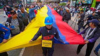 Firma de decreto para el 1 de mayo. / Foto: Presidencia.