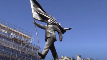 Banksy irrumpe en el corazón de Londres con una escultura que desafía el nacionalismo y el poder monárquico