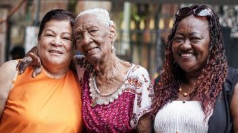 Día de la madre en Colombia: cuidar también es trabajo, un salario mínimo vital para ellas