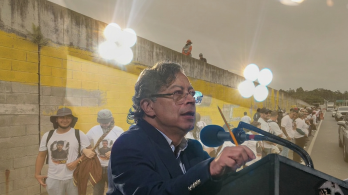 Presidente Gustavo Petro defiende el mural sobre falsos positivos en Antioquia, y calificó como “censura” las acciones del expresidente Álvaro Uribe 
