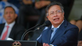 Petro advierte que militares que hagan política deben salir de la fuerza pública