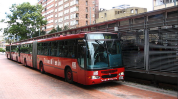 bus de transmilenio en estación del sistema