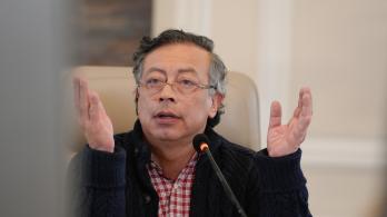 Sus bancadas pusieron en peligro la economía nacional: Petro a Uribe
