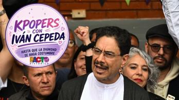 Iván Cepeda con los kpopers. / Foto: AFP.