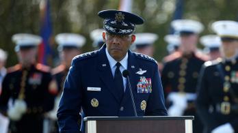 Charles Q. Brown Jr. alerta por politización militar en EE. UU.