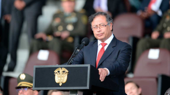foto del presidente Gustavo Petro en atril