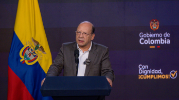 imagen en un atril, del Ministro de Hacienda y Crédito Público, Germán Ávila