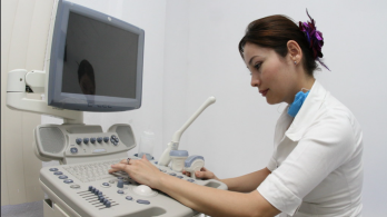 persona del sector salud operando una máquina de ecografías