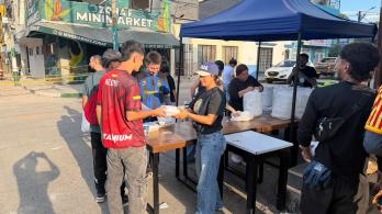 Entrega de comida a vecinos en Barrio Providencia, Pereira.