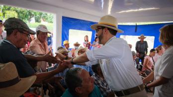 El presidente Abelardo de la Espriella destina su primer salario a dos hogares que cuidan a personas mayores