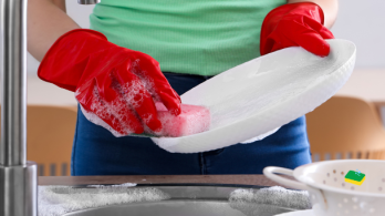 Airbnb prohíbe exigir a los huéspedes lavar los platos o sacar la basura antes de dejar el alojamiento