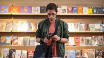 Gobierno destraba $217 millones para pagar bonos de lectura pendientes a librerías independientes