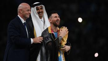 ¿Que-significa-la-tunica-que-le-pusieron-a-Messi-en-la-final-de-Qatar-2022.jpg
